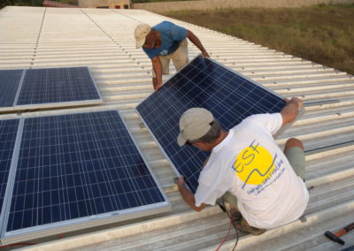 Installation des panneaux solaires à Noépé
